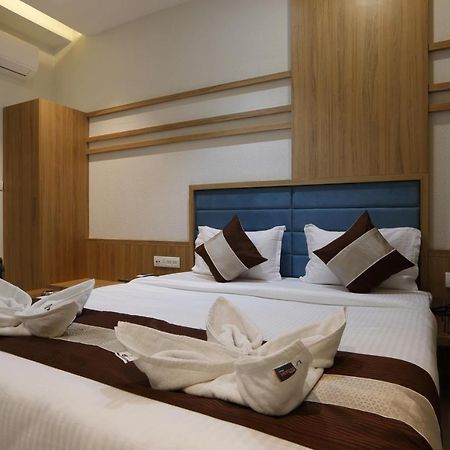 Hotel Decent Unjha ภายนอก รูปภาพ