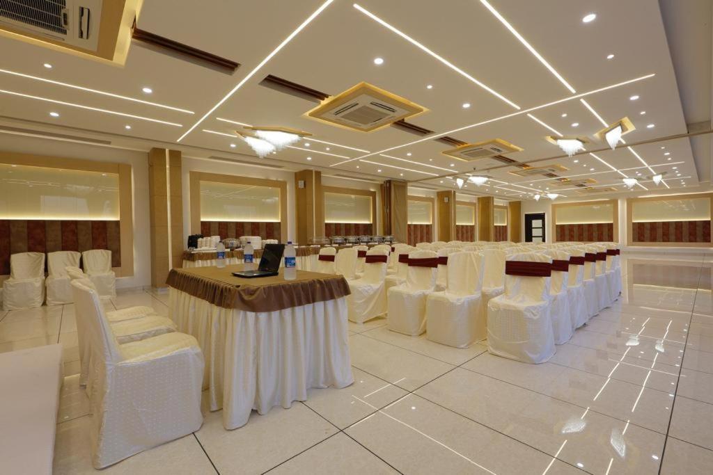 Hotel Decent Unjha ภายนอก รูปภาพ