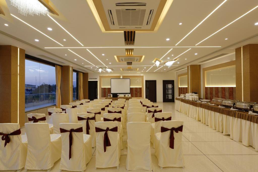 Hotel Decent Unjha ภายนอก รูปภาพ