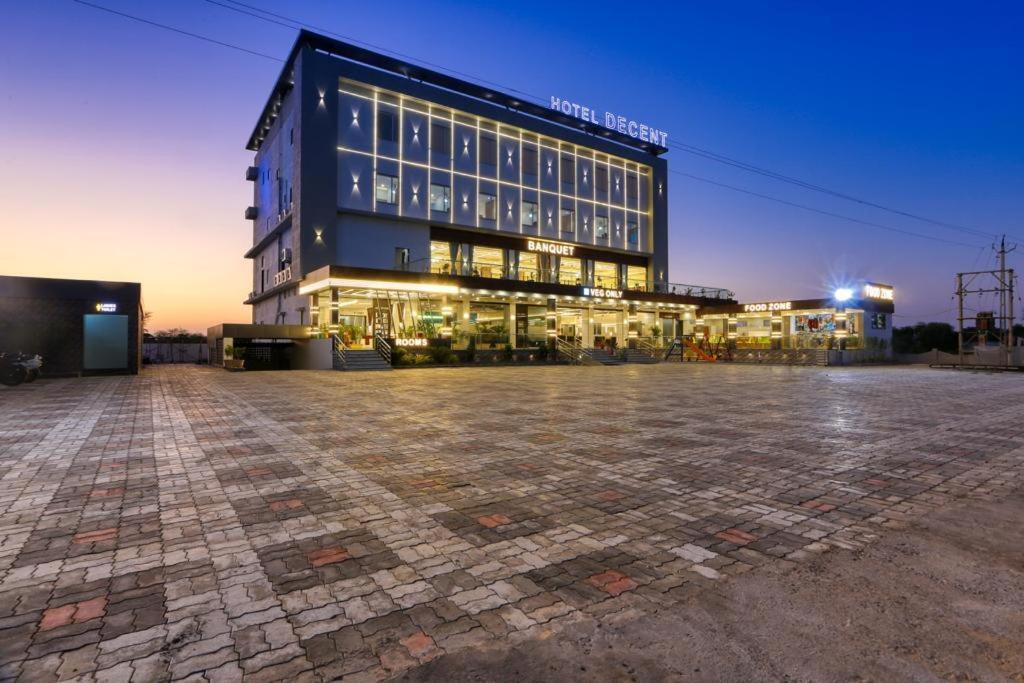 Hotel Decent Unjha ภายนอก รูปภาพ