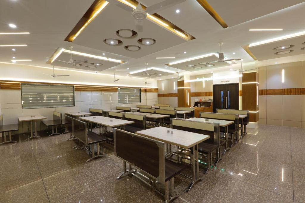 Hotel Decent Unjha ภายนอก รูปภาพ