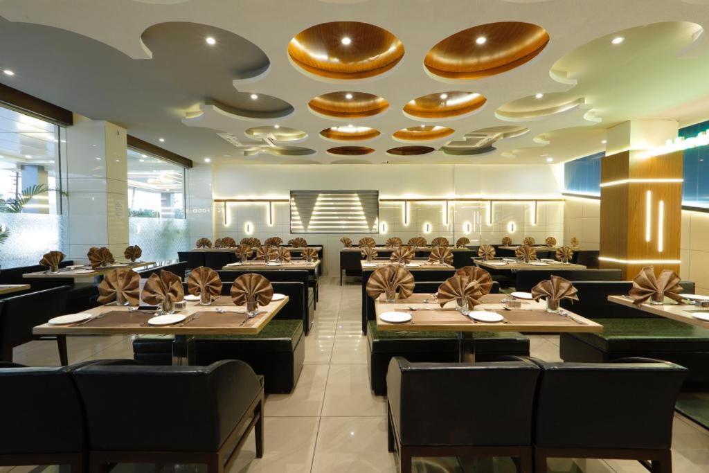 Hotel Decent Unjha ภายนอก รูปภาพ