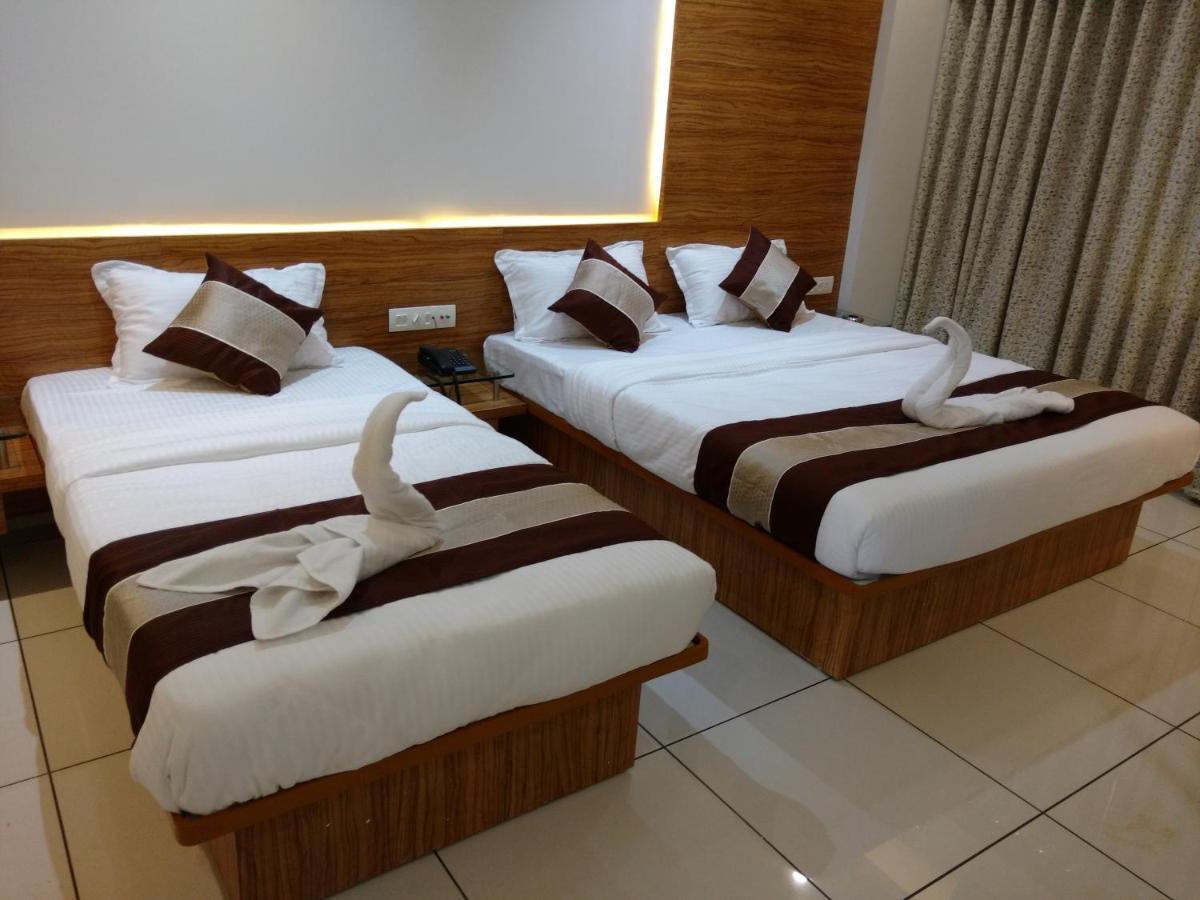 Hotel Decent Unjha ภายนอก รูปภาพ