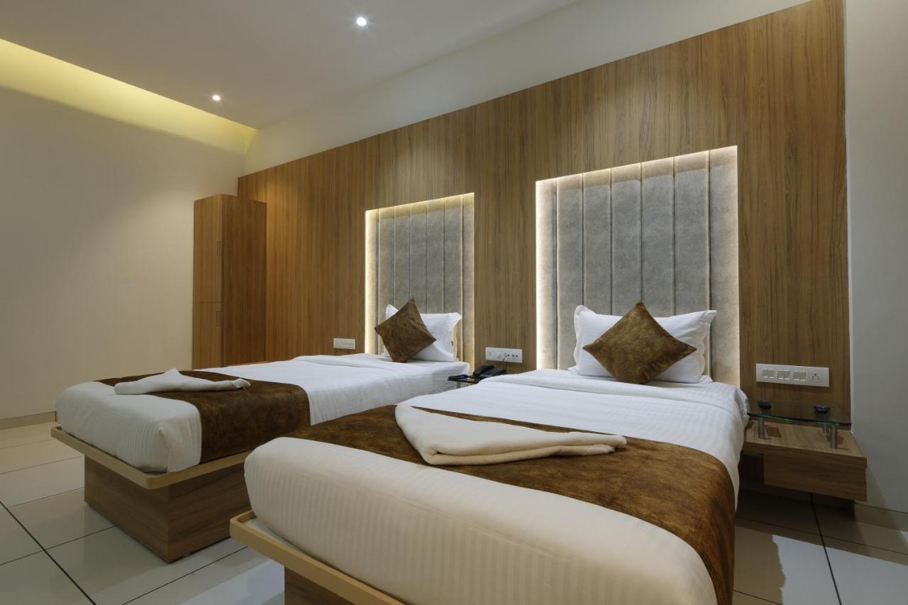 Hotel Decent Unjha ภายนอก รูปภาพ