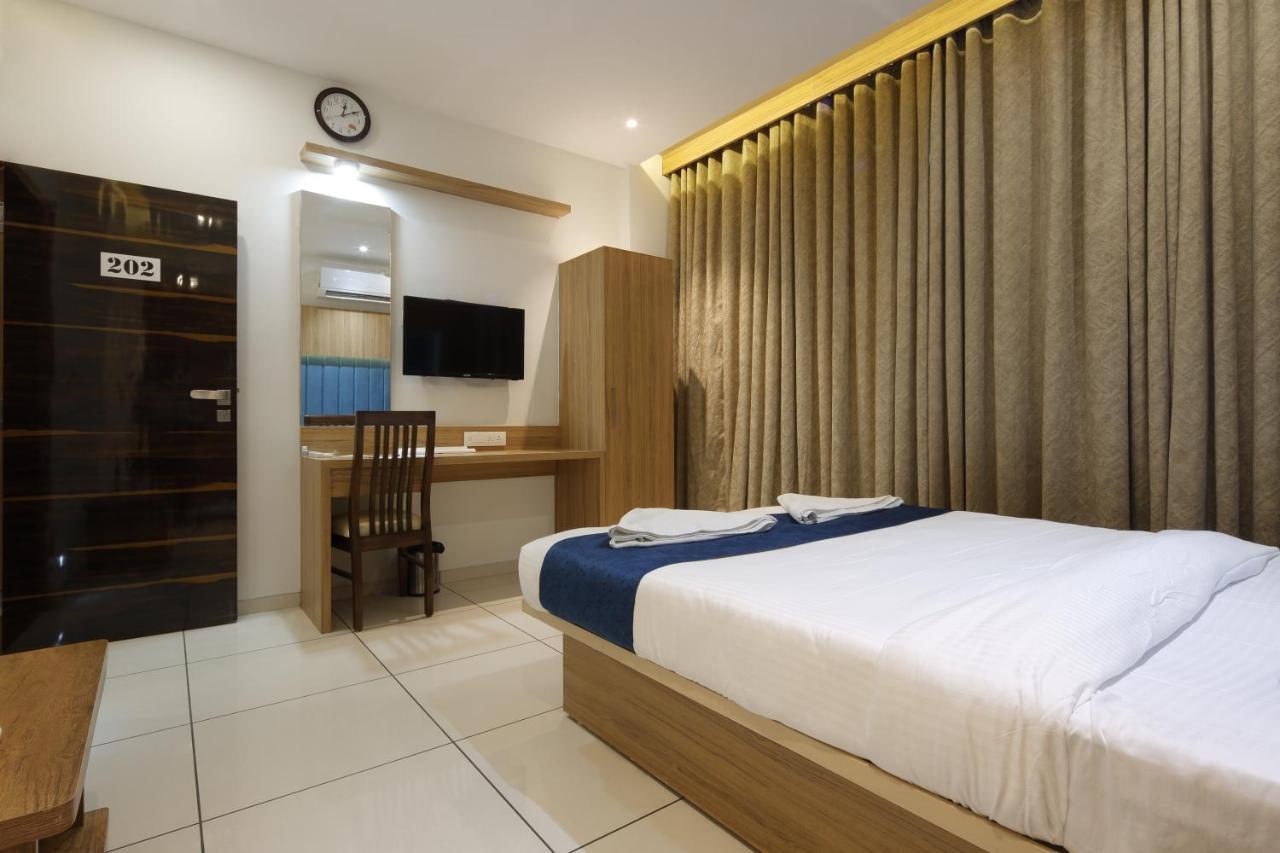 Hotel Decent Unjha ภายนอก รูปภาพ