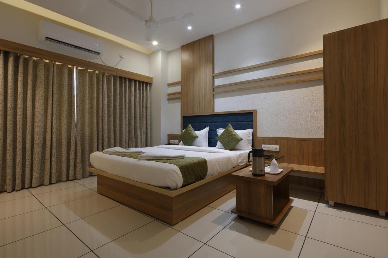 Hotel Decent Unjha ภายนอก รูปภาพ