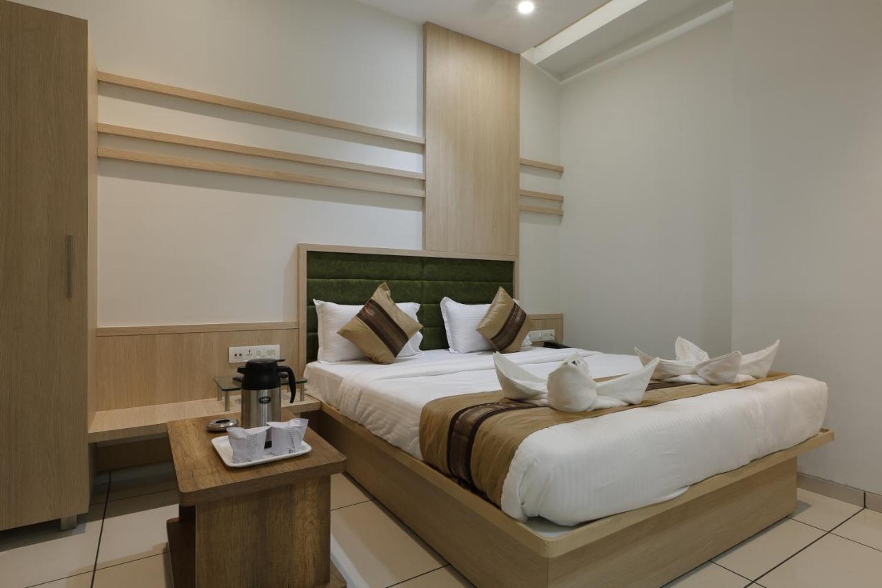 Hotel Decent Unjha ภายนอก รูปภาพ
