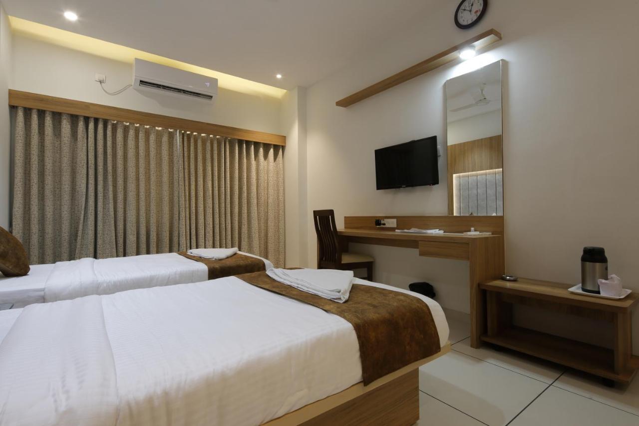 Hotel Decent Unjha ภายนอก รูปภาพ