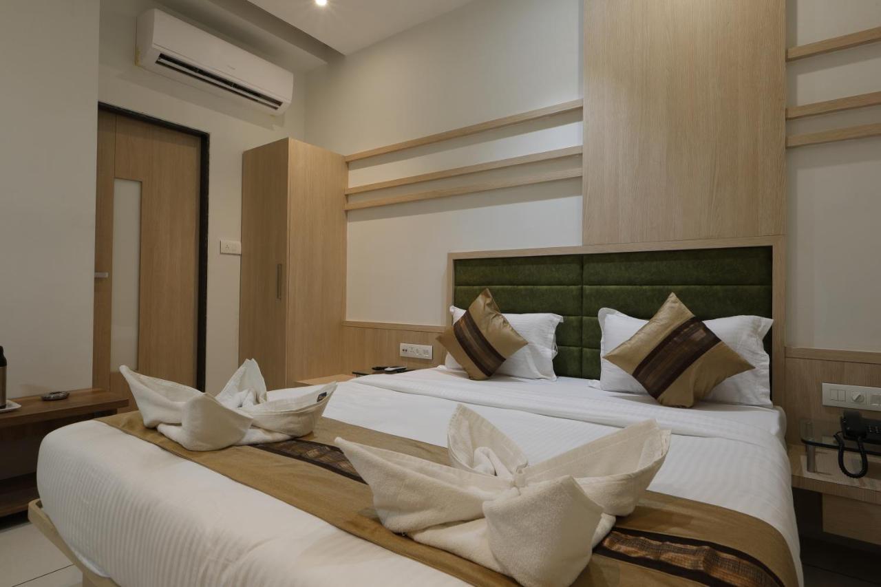 Hotel Decent Unjha ภายนอก รูปภาพ
