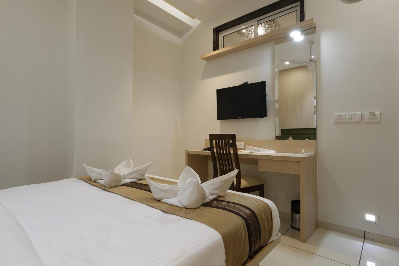 Hotel Decent Unjha ภายนอก รูปภาพ
